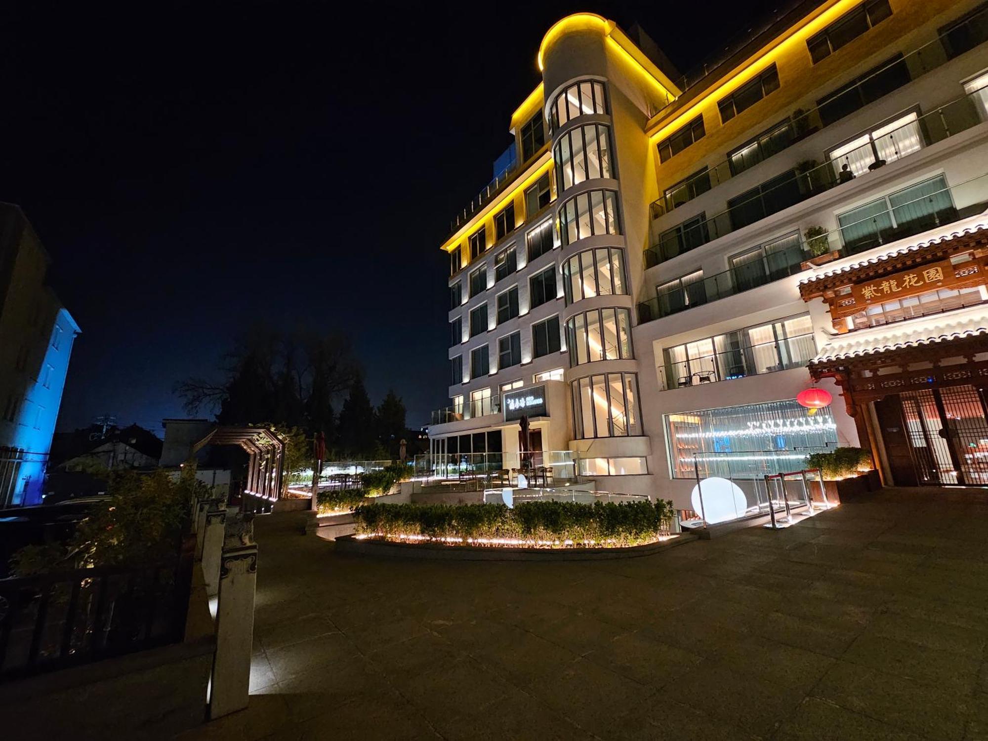 Purple Horse Hotel &Beijing Hutong Designer Boutique Garden Hotel&French Window&Close To The Forbidden City&Tian'Anmen&Wangfujing&Nanluogu Lane&Lama Temple&360-Degree Viewing Terrace Bar&Roof Swimming Pool&Private Bathtub&Laundry&Gym&Family Suite Buitenkant foto